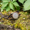 WILD DESERT DZ20 – Montre en santal vert et santal noir dans une mise en scène naturelle