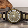 WILD DESERT DZ20 – Montre en santal vert et santal noir montrant les variations naturelles du bois