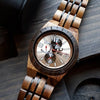 WILD HALO BC10 – Montre en Koa avec cadran cuivré dans une mise en scène sur bois