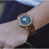WILD WAVE WFB10 – Montre en bois de zébrano pour femme, vue rapprochée au poignet