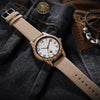 EVO – Montre en bois unisexe en zébrano avec bracelet en toile, déposée sur un jean
