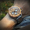 MAZE – Montre en bois d’olivier portée au poignet