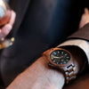 WILD LIGHTNING TN10 – Montre en bois pour homme portée avec une tenue élégante