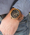 WILD LIGHTNING TN10 – Montre en bois de Koa pour homme portée au poignet