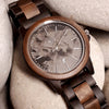 WILD ROCK RK30G – Montre en santal noir et noyer avec cadran en marbre gris dans une mise en scène sur pierre