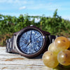 WILD ROCK RK40B – Montre en santal noir avec cadran en marbre bleu dans une mise en scène extérieure