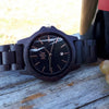 WILD ROCK RK40N – Montre en santal noir avec cadran en marbre noir dans une mise en scène extérieure