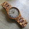 WILD STORM TOP500 – Montre en bois de zébrano pour homme dans une mise en scène lifestyle