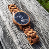 WILD WAVE WHB10 – Montre en zébrano pour homme dans une mise en scène naturelle