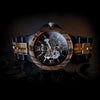 CHRONOS – Montre automatique en bois d’ébène et zébrano dans une ambiance élégante