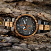 ENDURO – Montre en bois en ébène et zébrano dans un décor naturel