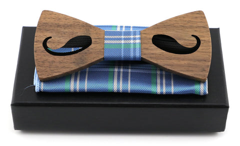 Noeud papillon Rustic-Tac en bois noyer- decoupe en forme de moustache et mouchoir bleu-vue de face